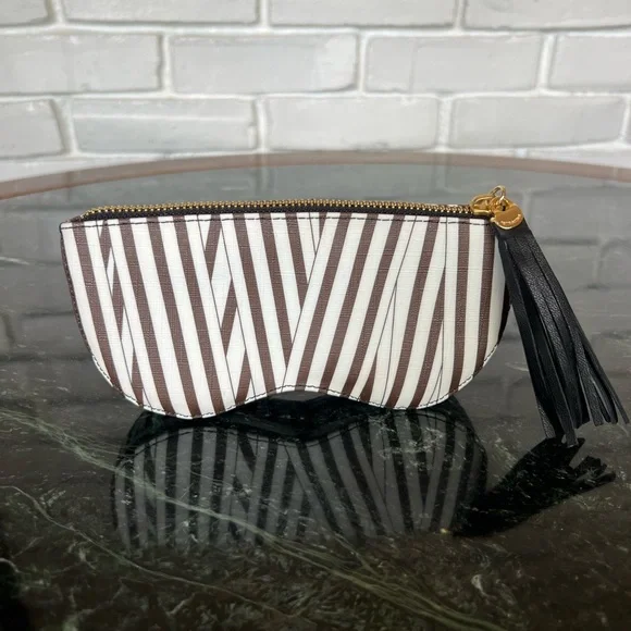 Henri Bendel zipper sunglass case Signature Stripe❤️